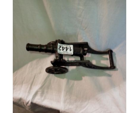 Cast iron desk cannon, L: 22 cm. UK P&amp;P Group 2 (£20+VAT for the first lot and £4+VAT for subsequent lots)