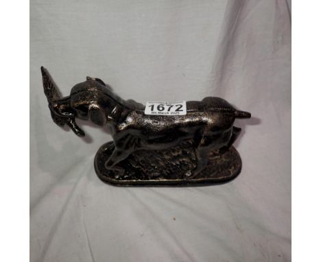 Cast iron retriever with pheasant figure, L: 22 cm. UK P&amp;P Group 1 (£16+VAT for the first lot and £2+VAT for subsequent l