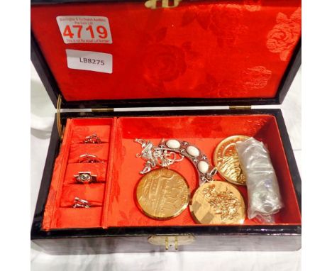 Oriental jewellery box with coins, costume jewellery and medallions. UK P&amp;P Group 2 (£20+VAT for the first lot and £4+VAT