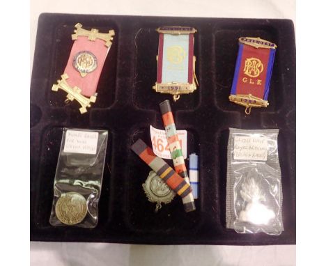Mixed medals and wartime badges. UK P&amp;P Group 1 (£16+VAT for the first lot and £2+VAT for subsequent lots) 