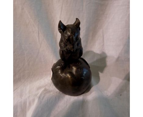 Cast mouse on a rock. UK P&amp;P Group 1 (£16+VAT for the first lot and £2+VAT for subsequent lots) 