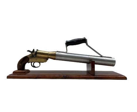 Early 20th century Schermuly line throwing pistol, walnut grip, brass body stamped SPRA and numbered 8704 and steel barrel, m
