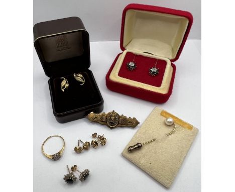 A selection of gold and yellow metal jewellery comprising: five pairs of ear studs (two unmarked yellow metal, a pair of sapp