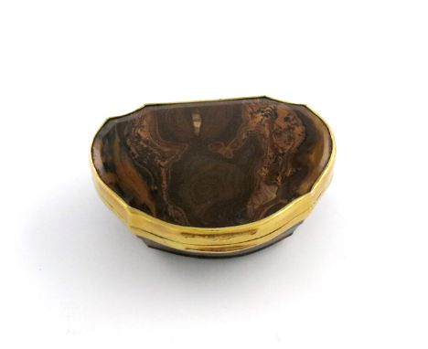 An 18th century gold-mounted agate snuff box, unmarked, cartouche form, the plain mounts with a plain thumb-piece, length 6.8