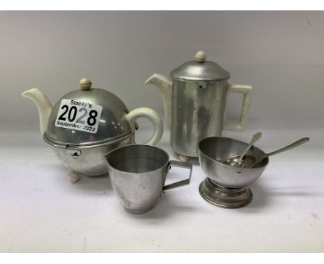 A vintage childs Heatmaster tea set. NO RESERVE