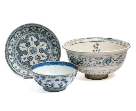 A CHINESE BLUE AND WHITE DISH, MING DYNASTY, 16TH CENTURY robustly potted, painted to the interior with a trefoil medallion e