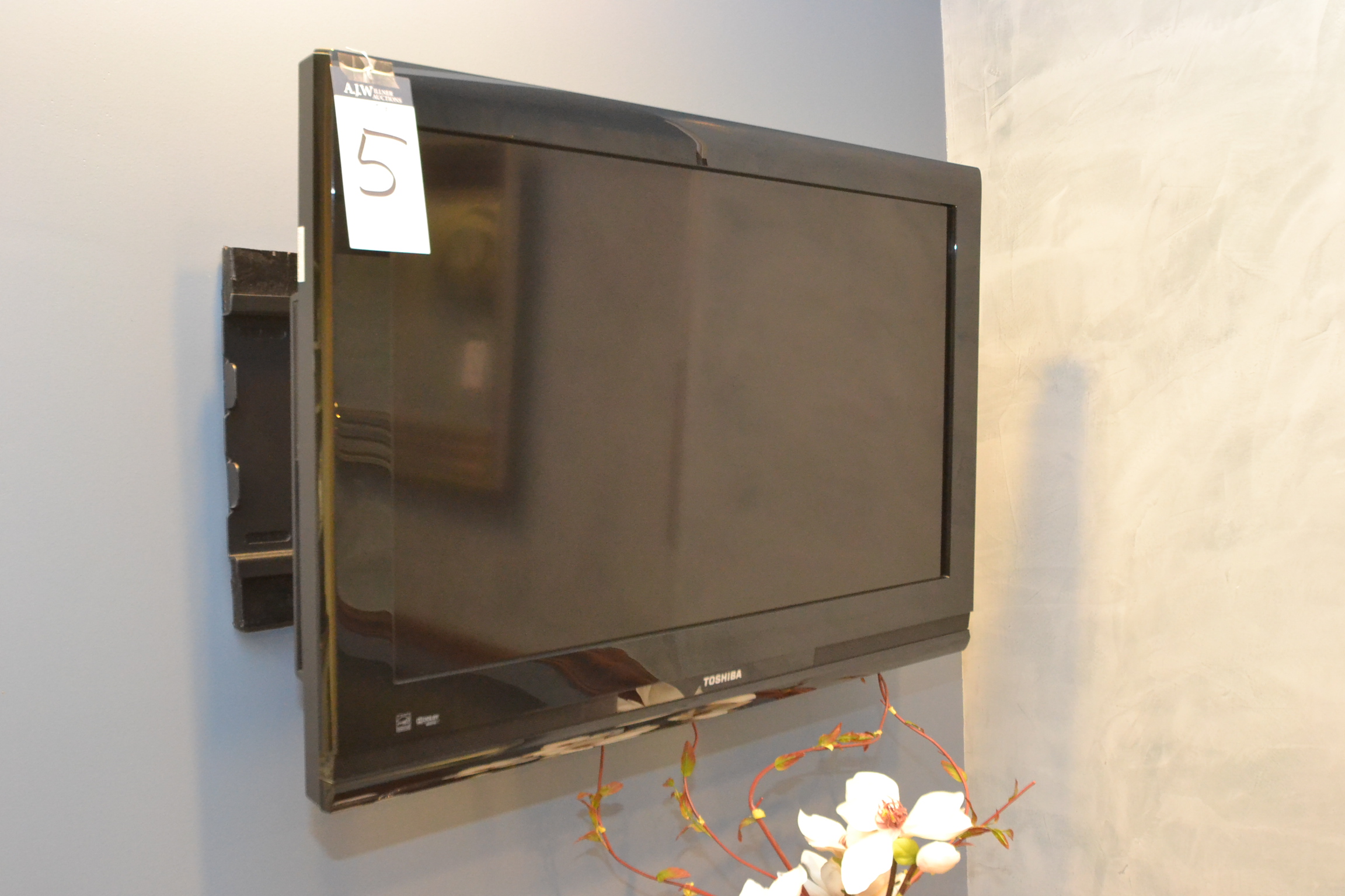 Toshiba Model 32AV502RZ, 32" LCD Television w/ Wall Mount