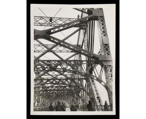 International News Photos, Archivo de Manana. Original press photograph depicting a man threatening to leap from the Queensbo