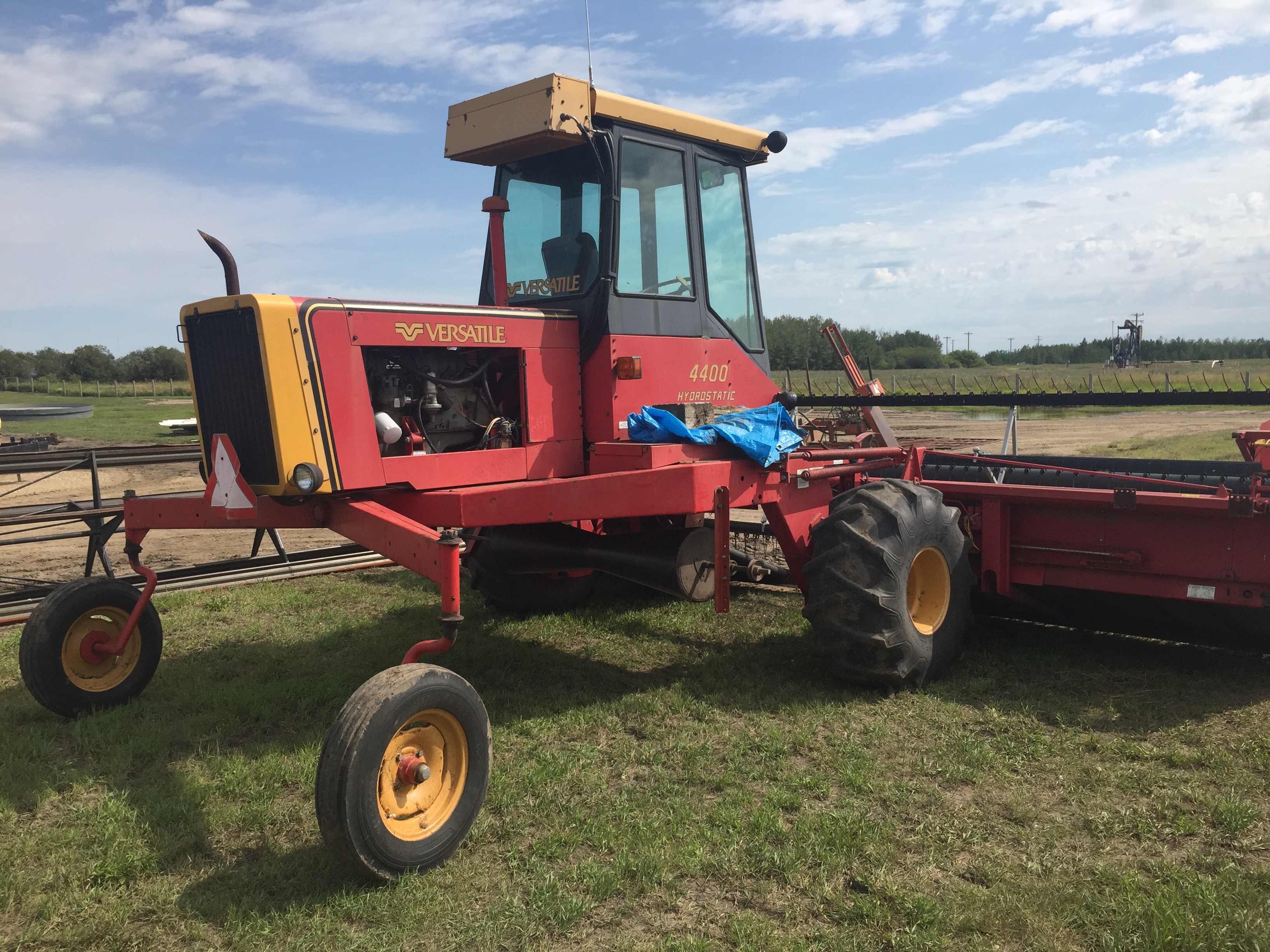 1984 VERSATILE 4400 SWATHER, CAB, AIR, UII PICKUP REEL, C/W MOUNTED ...