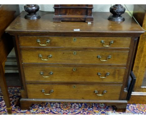 Georgian Mahogany Chest of Drawers - 4 drawers of graduating sizes, on bracket feet, with reeded corners, brass drop handles,
