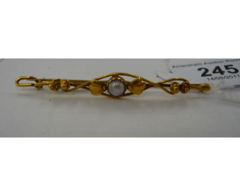 A 15ct gold wire bar brooch, set with a single pearl         11