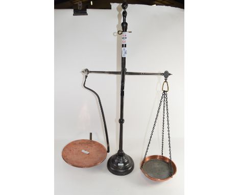 SET OF SCALES WITH COPPER DISHES