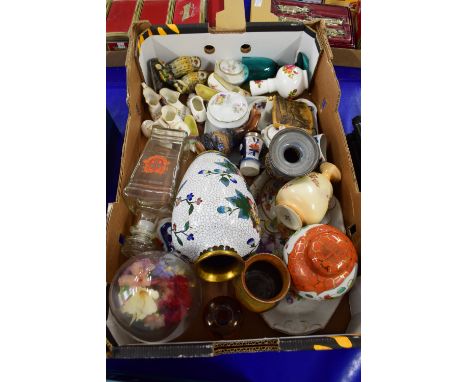 BOX CONTAINING CERAMIC AND ENAMEL ITEMS INCLUDING CLOISONNE VASE WITH FLORAL DECORATION ETC