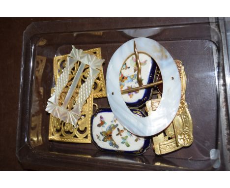SMALL TRAY CONTAINING TWO ENAMEL BADGES DECORATED WITH BUTTERFLIES, MOTHER OF PEARL TYPE BROOCH ETC