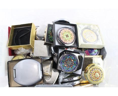 Powder Compacts Vintage Assorted Joblot Inc Brass, Stratton, Floral, Boxed Etc Items are in vintage condition Signs of age &a