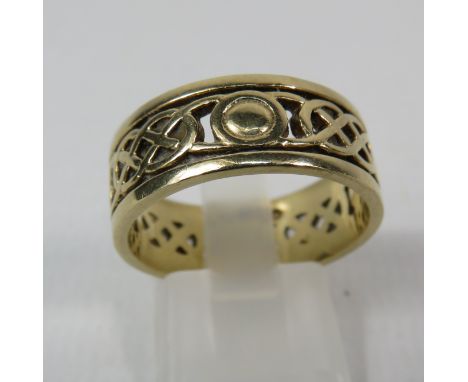 9ct Gold Celtic 8mm wedding ring, size R.5. 6.2 grams