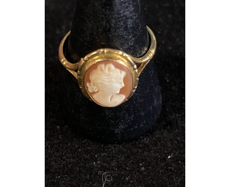 A antique 9ct gold cameo ring 2.26 grams 