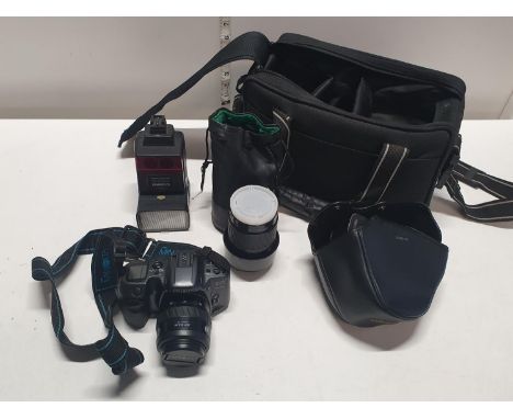 A Minolta Dynax 500Si camera and accessories (untested) 