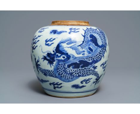 Full title: A Chinese blue and white 'dragon' jar, Kangxi------- Description: H.: 20,5 cm