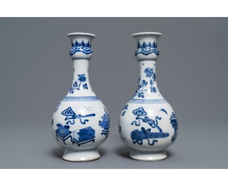 Full title: A pair of Chinese blue and white vases with antiquities and flowers, kangxi------- Description: H.: 22,5 cm