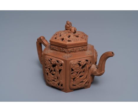 Full title: A Chinese Yixing stoneware reticulated teapot and cover, Kangxi------- Description: H.: 11,5 cm - L.: 16,5 cm