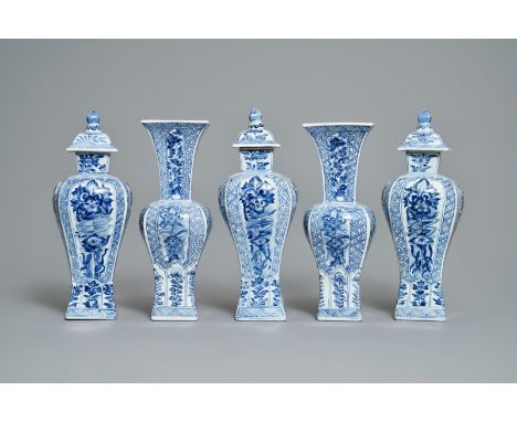 Full title: A Chinese blue and white five-piece garniture, Kangxi------- Description: H.: 28,5 cm (the vases with covers)