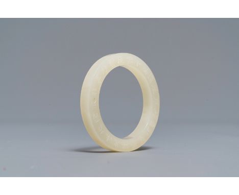 Full title: A Chinese inscribed white jade ring, 19/20th C.------- Description: Dia.: 5,5 cm - H.: 0,75 cm
