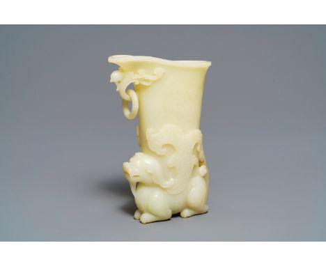 Full title: A Chinese yellow jade rhyton cup, 19/20th C.------- Description: H.: 19,5 cm - L.: 13 cm