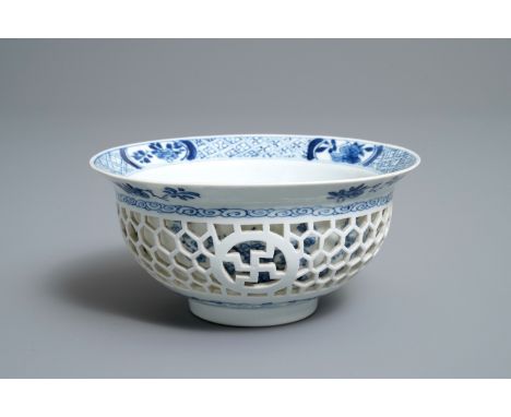 Full title: A Chinese blue and white reticulated double-walled bowl, Kangxi------- Description: Dia.: 15,5 cm - H.: 7,5 cm