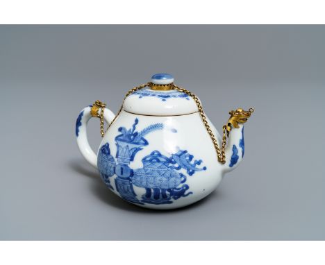 Full title: A Chinese blue and white gilt brass-mounted teapot, Kangxi------- Description: L.: 15,5 cm - H.: 9 cm