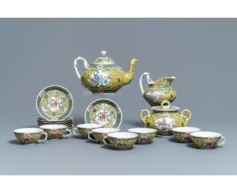 Full title: A Chinese yellow-ground famille verte tea service, 19th C.------- Description: L.: 25 cm - H. 17 cm (the teapot)