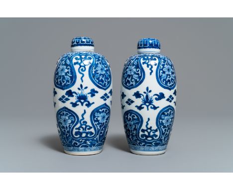 Full title: A pair of Chinese olive-shaped blue and white covered jars, Kangxi------- Description: H.: 20,5 cm