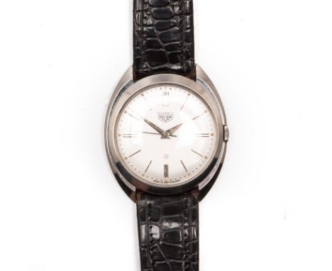 A GENTLEMAN'S STAINLESS STEEL WRISTWATCH, HEUER automatic, the circular silvered dial applied with baton hour markers, on a l
