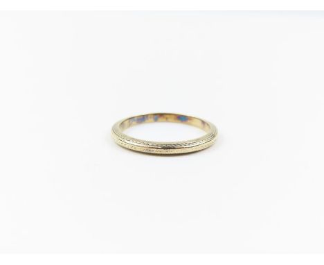 A 9ct gold wedding band, with light patterning to the sides, finger size M 1/2, 1.87g gross
