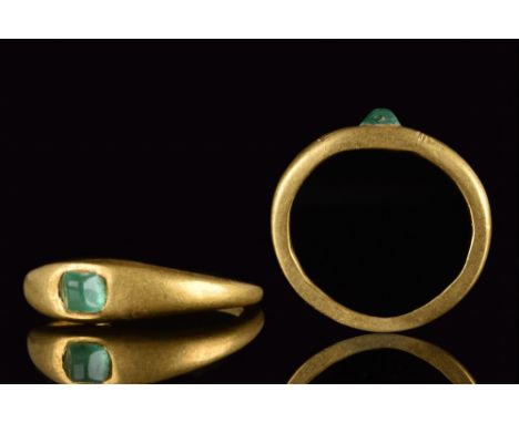 Ca. 100-300 AD. A finely modelled gold finger ring of a hoop flat inside and slightly rounded on the outside, expanding to th