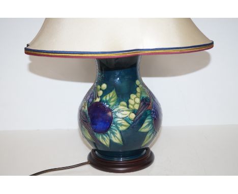 Moorcroft table lamp, finches and fruit. Base size 28 cm
