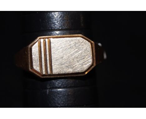 9ct gold signet ring. Size-R Total weight-7.6g