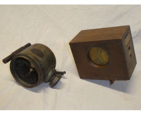 A First War wooden rectangular signalling lamp with brass shutters and a daylight signalling lamp MKII dated 1918 (2)