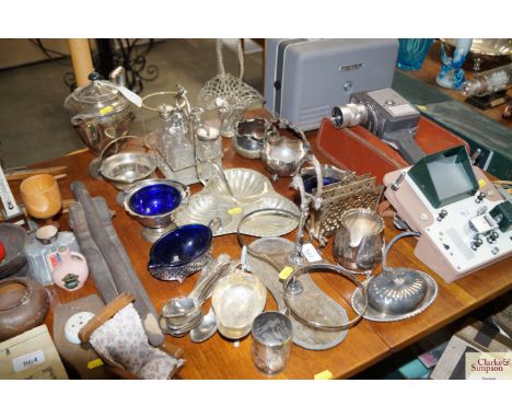 A quantity of silver plated ware to include a teapot; wire work basket; hors d'oeuvres dish; Kings patterned cutlery etc