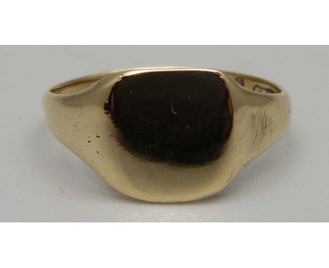 A 9ct gold signet ring, 1.2g, I 