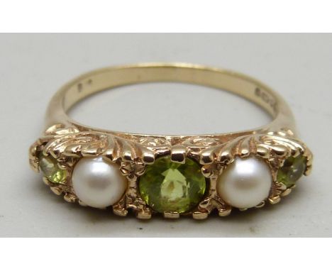 A 9ct gold, pearl and peridot ring, 2.8g, M 