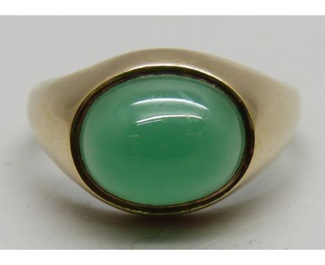 A 9ct gold and cabochon jade ring, 3.3g, K 