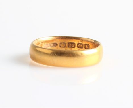 A hallmarked 22ct yellow gold wedding band, ring size P.