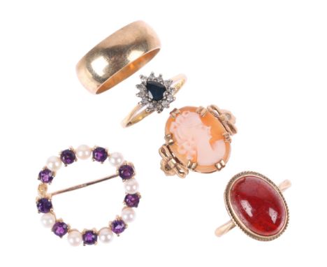 Various 9ct gold jewellery, including amethyst and pearl circle brooch, carbuncle garnet ring, wedding band, etc, sizes K, L,