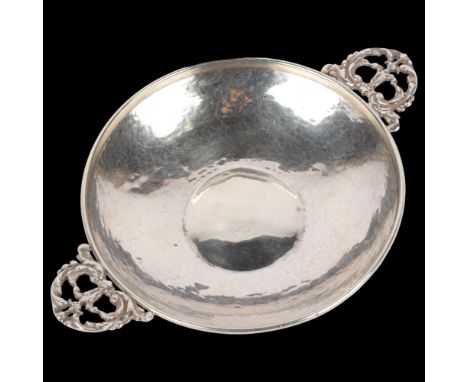 An Arts and Crafts George V silver 2-handled bon bon dish, Albert Edward Jones, Birmingham 1921, planished decoration with fo