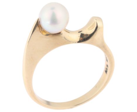 KJELD LARSEN - a Danish modernist 14k gold whole cultured pearl abstract dress ring, set with 6.8mm pearl, size R, 5.4gMinor 