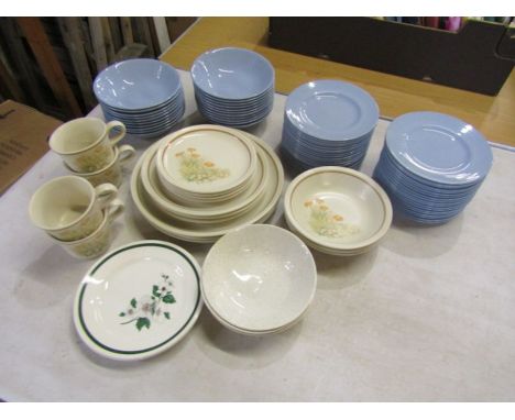 Mixed ceramic tableware&nbsp;