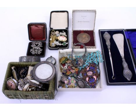A SELECTION OF SILVER AND COSTUME JEWELLERY to include a silver cased dressing set consisting of a shoe horn and a button hoo