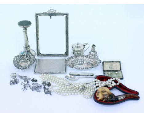 A SELECTION OF SILVER to include a photo frame, cigarette case, pierced dishes, spoon, condiment pot, fruit knives, marcasite