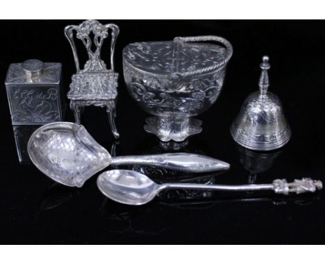 A SILVER TEA CADDY SPOON with decorative lozenge patterned bowl and engraved handle by William Pemberton, an unmarked white m